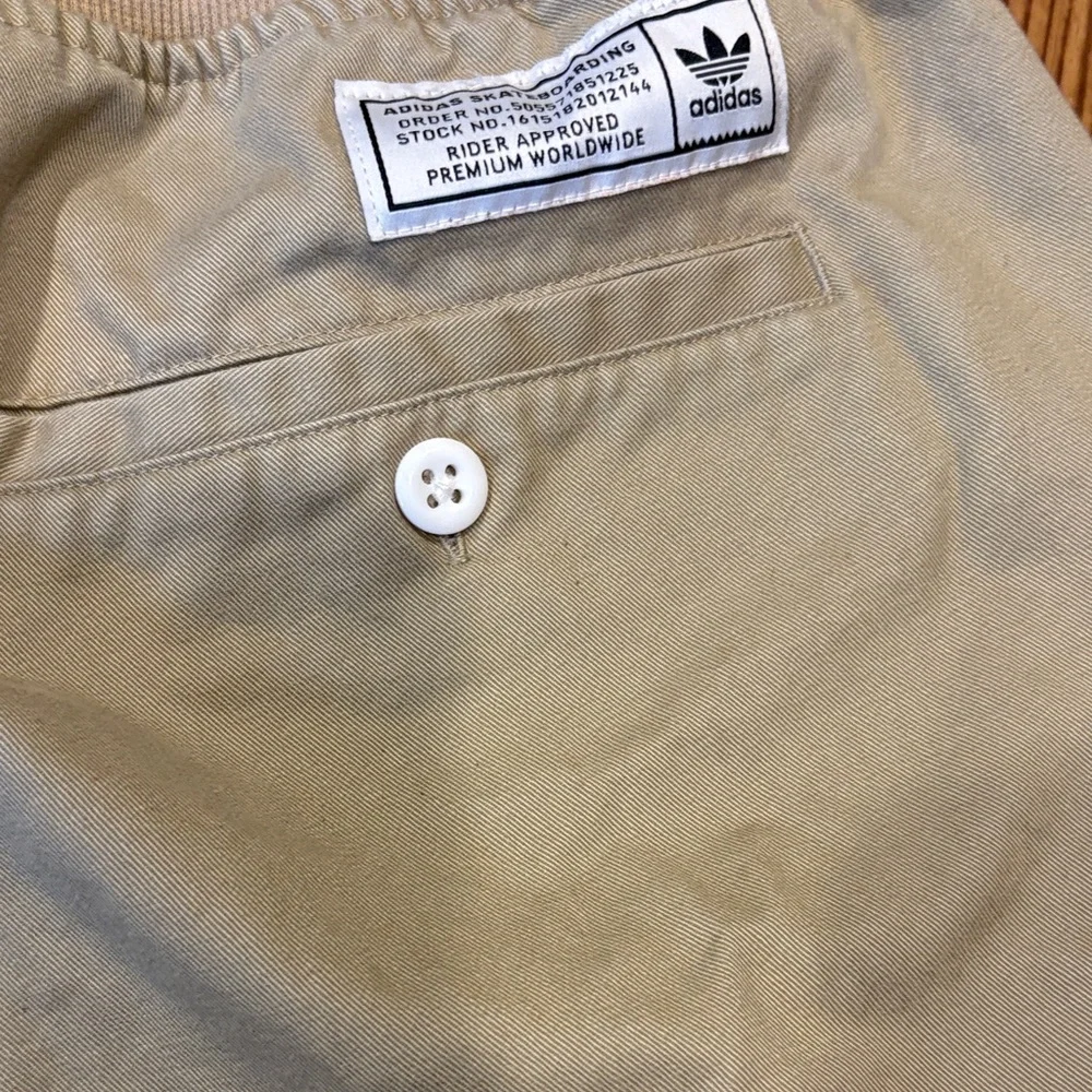Adidas khaki Men's skate Shorts - Picture 9 of 10